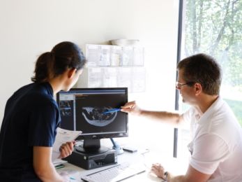 Ärzte besprechen Röntgenbilder
